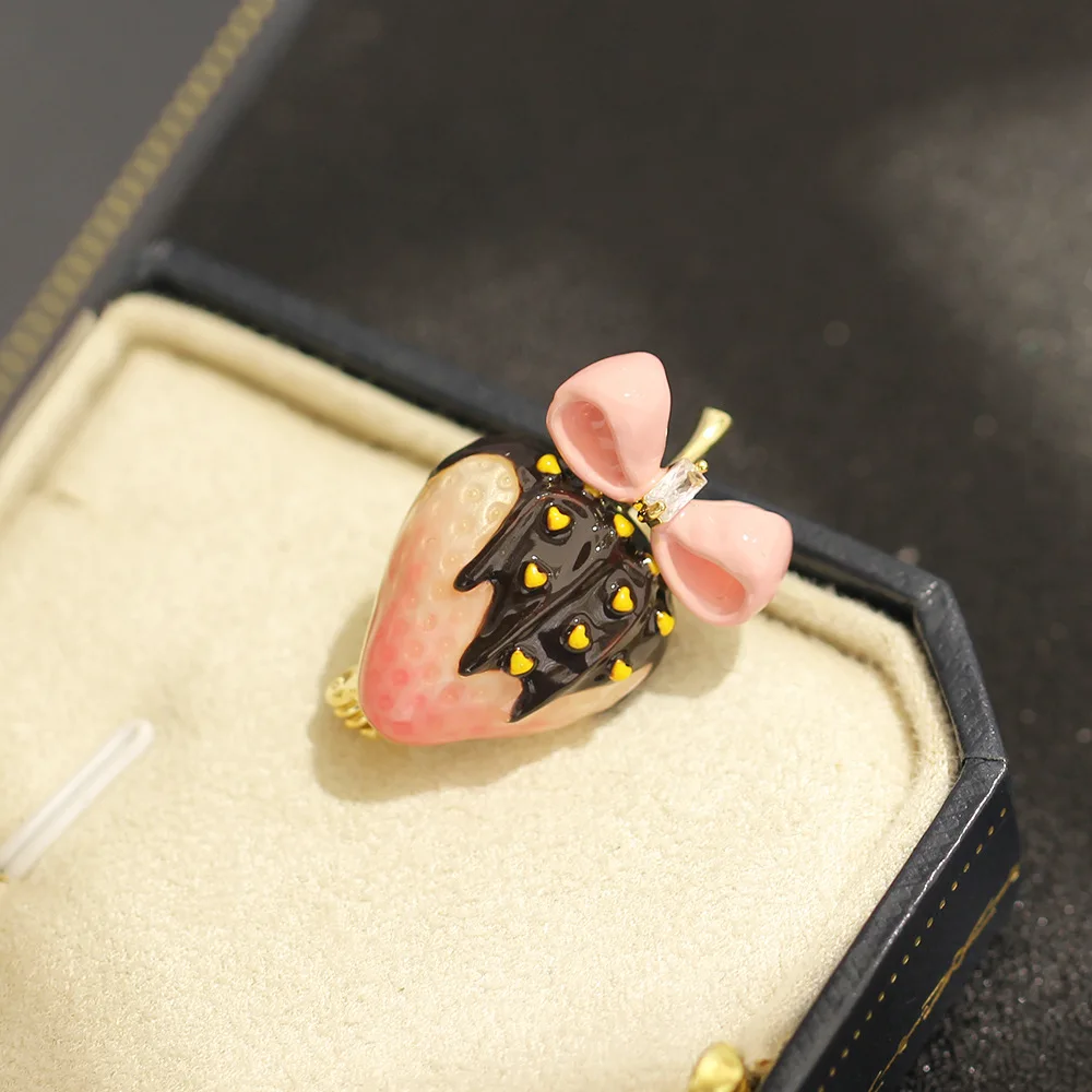 Weird and Fun Chocolate Strawberry Bow Brooch Exquisite Diamond Studded Oil Drop Versatile Fruit Small Pin for Men and Women