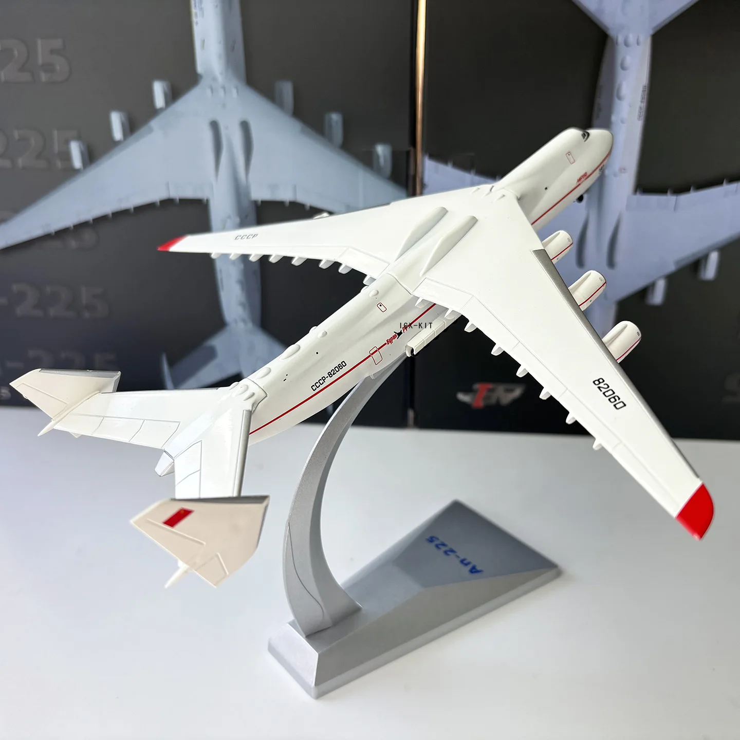 af1-1-400-scale-aircraft-model-225-large-transport-aircraft-ukrainian-an-225-alloy-model-home-decor-desk-ornament-collectible