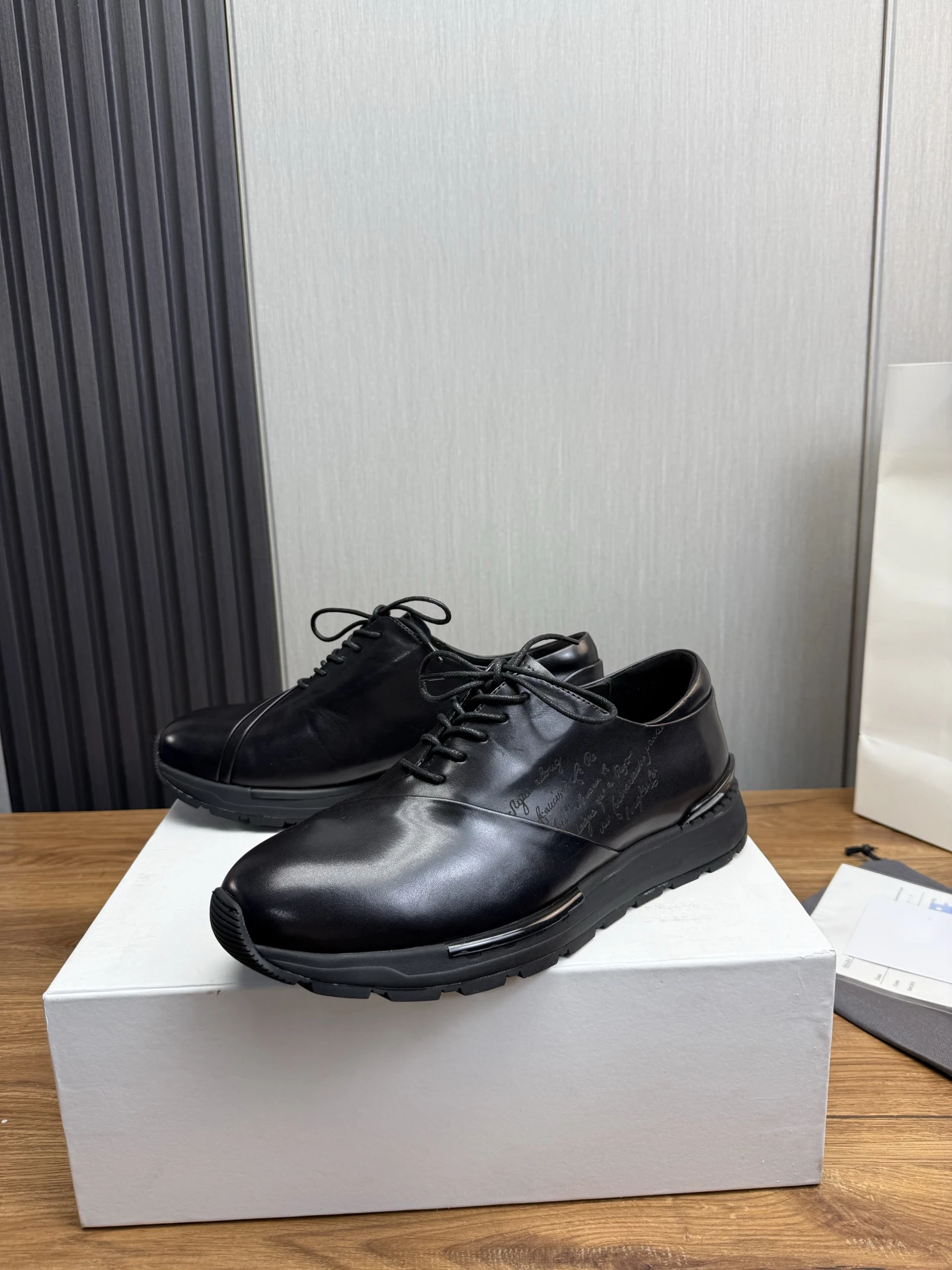 BLLIYOSS Men Shoes 2026 New Calf leather stitching 1895 High Quality Three dimensional relief sculpture Embossed badge pattern