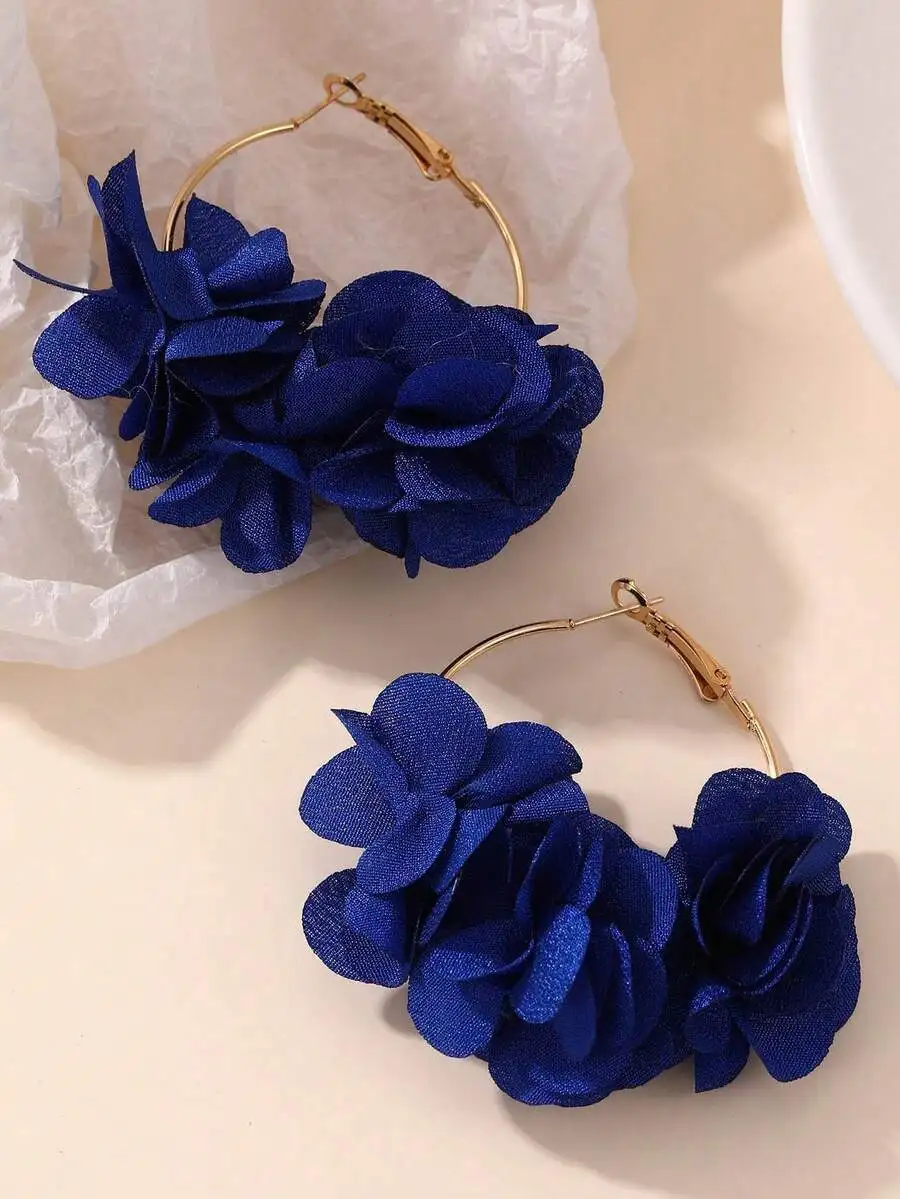 Pendientes de aro en tono dorado con diseño floral en tela transparente azul real – Elegante regalo de joyería para fiestas, San Valentín y el Día de la Madre
