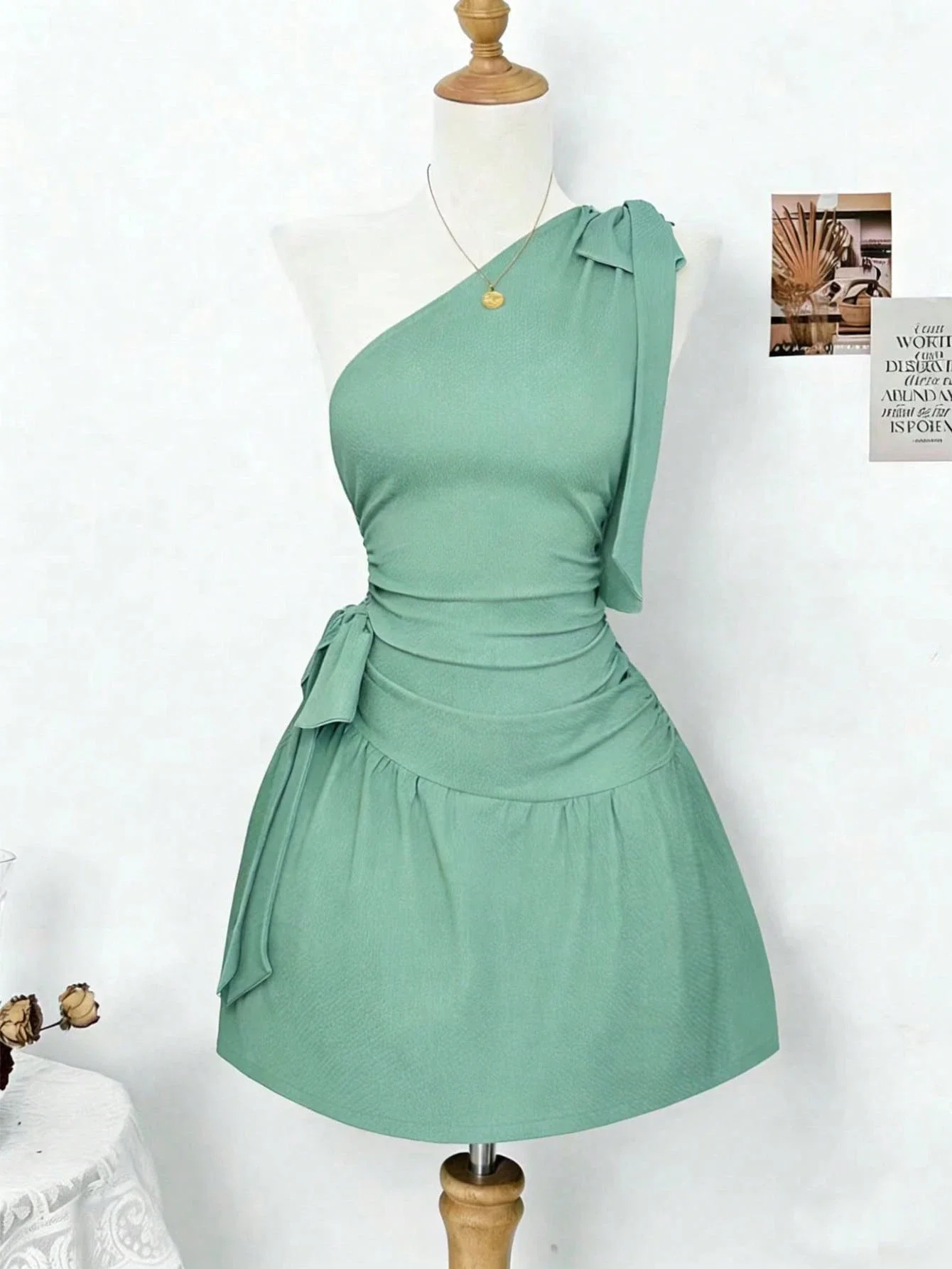 

Зеленое мини-платье А-силуэта на одно плечо из жатой ткани с драпировкой на талии