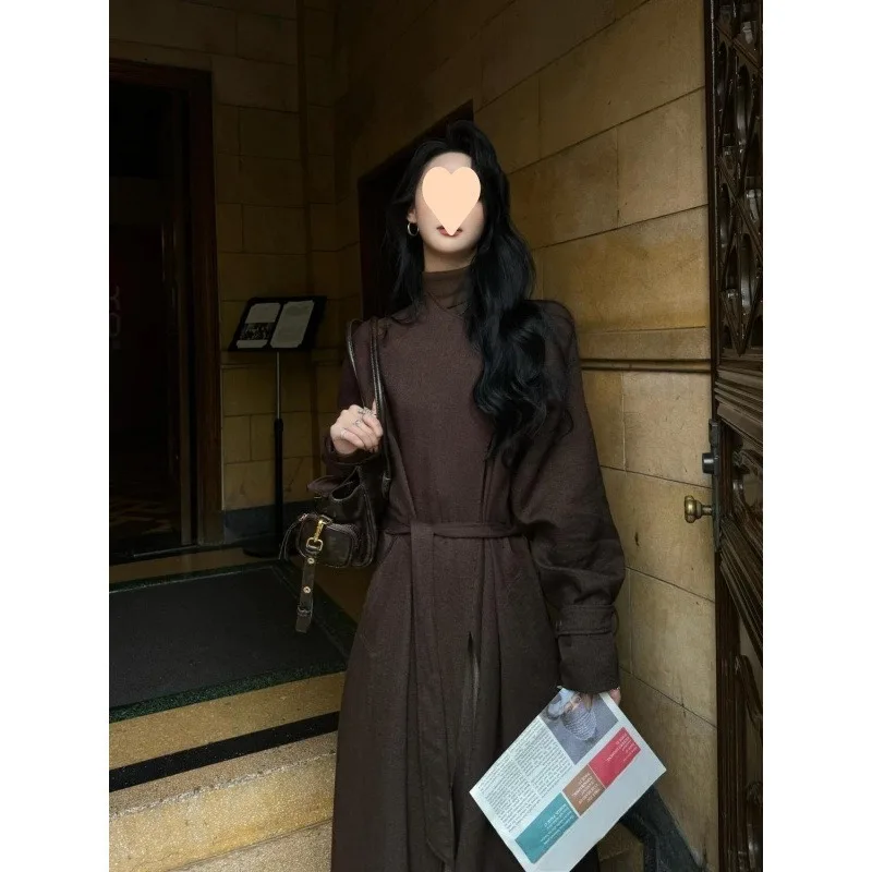패션 하이 스트리트 롱 헵번 스타일 롱 코트 가을 겨울 레트로 분위기 레이스업 허리 브라운 트렌치 코트 여성용