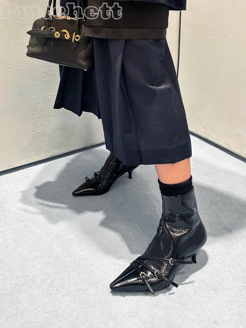 

Черные ботильоны из искусственной кожи с острым носком, три пряжки, боковая молния, женские пикантные зимние ботинки на шпильке, роскошные новинки 2023 года