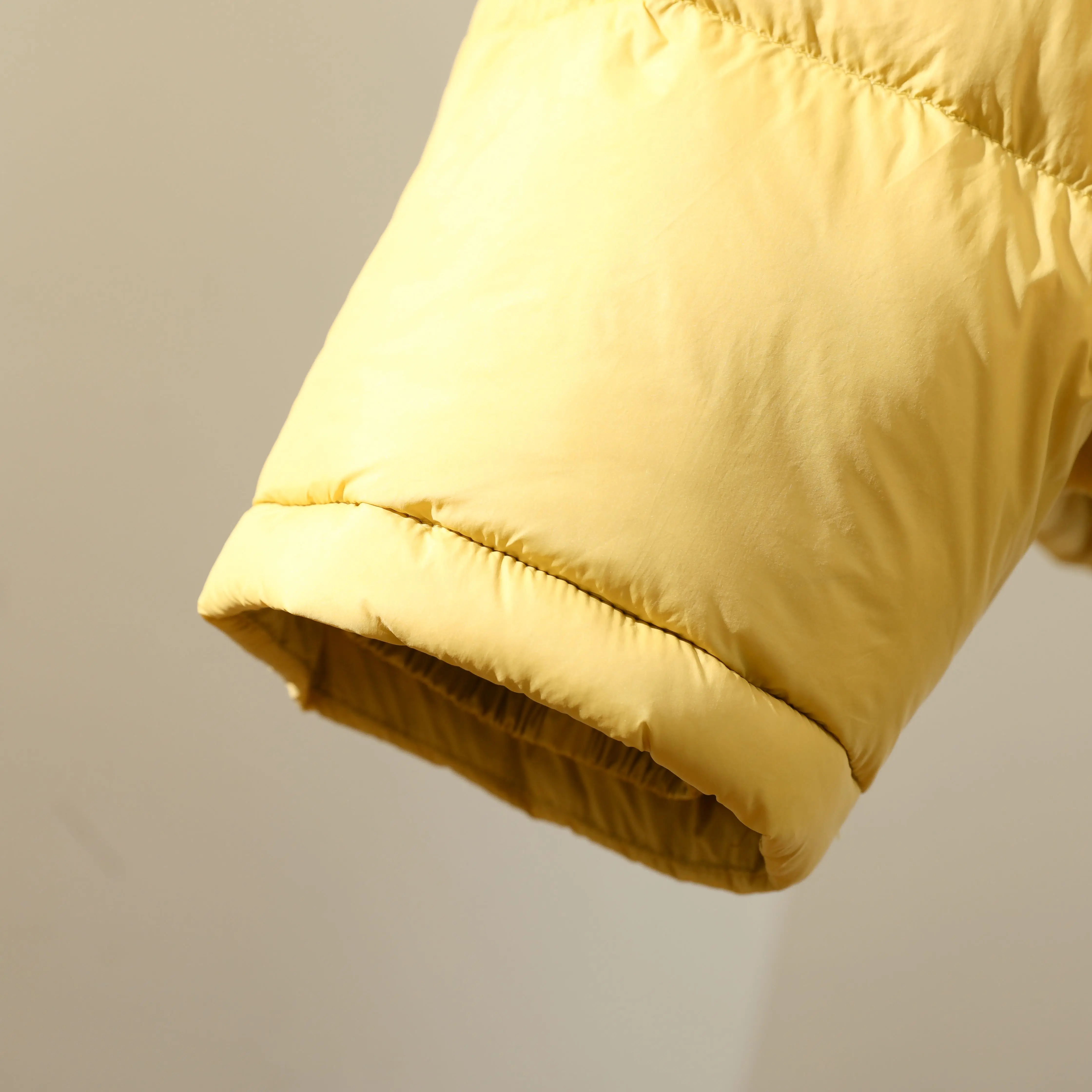 เสื้อแจ็คเก็ตดาวน์ผู้หญิงสีพื้นแบบหนา ดีไซน์เรียบง่าย รุ่นใหม่สำหรับฤดูหนาว ซิปนุ่ม สวมใส่สบาย ทรงหลวม คุณภาพสูง เหมาะสำหรับใส่ไปทำงาน