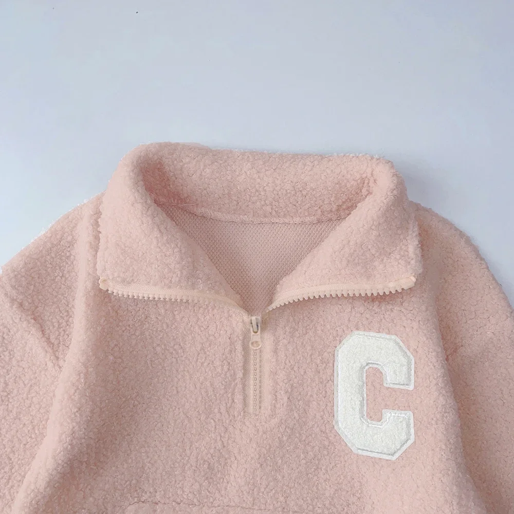 3-7 Jahre Alte Mädchen Herbst- und Winterkleidung, Warme Rosa Plüschjacke mit Hohem Kragen und C-Buchstaben-Design + Hose, Modisches Zweiteiler-Set für Kinder – Detail 11