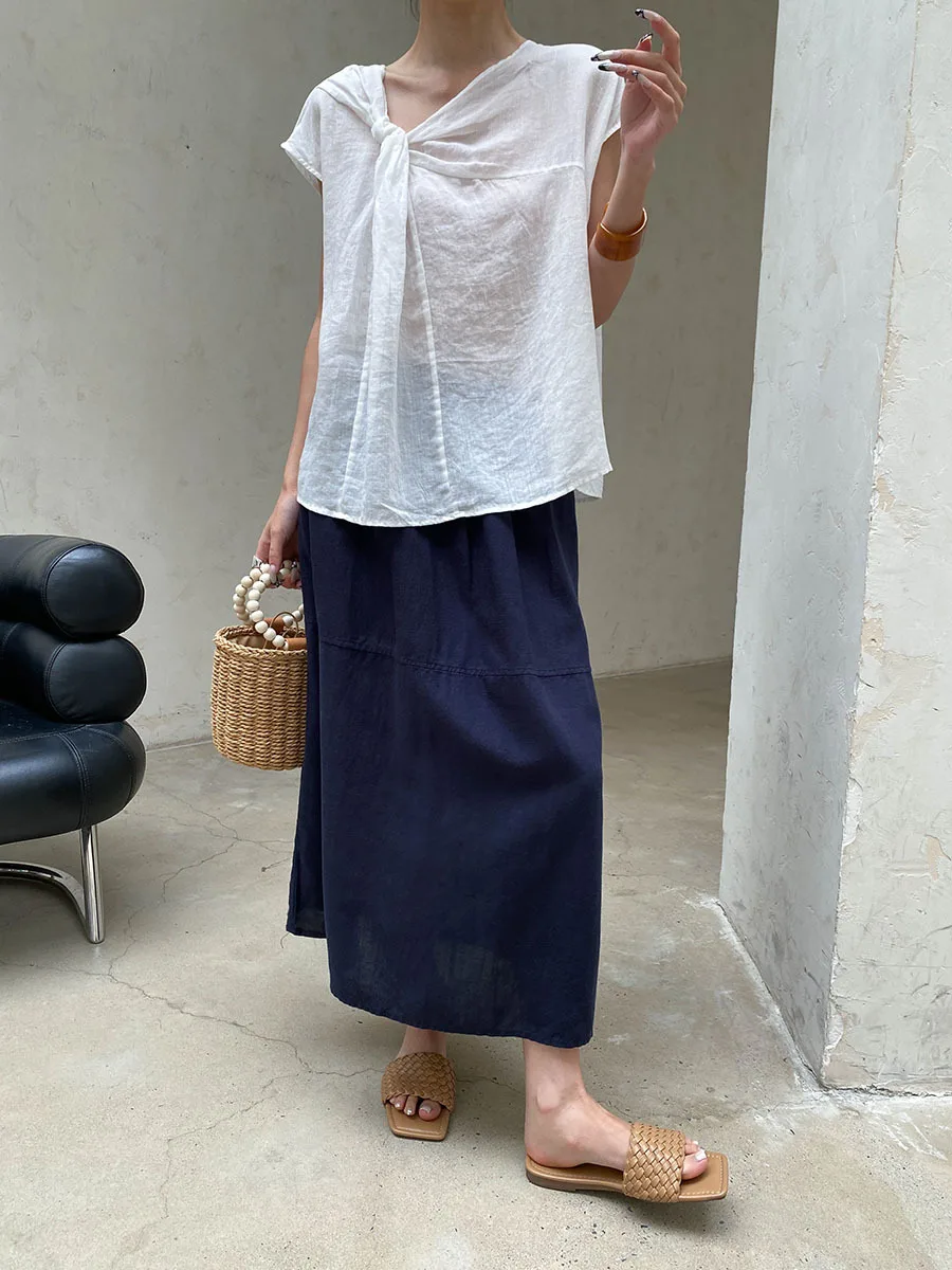 Sommerliches Damen-Shirt in unregelmäßiger, einfarbiger Ausführung mit gedrehten, lockeren und schmal geschnittenen Ärmeln. – Detail 4