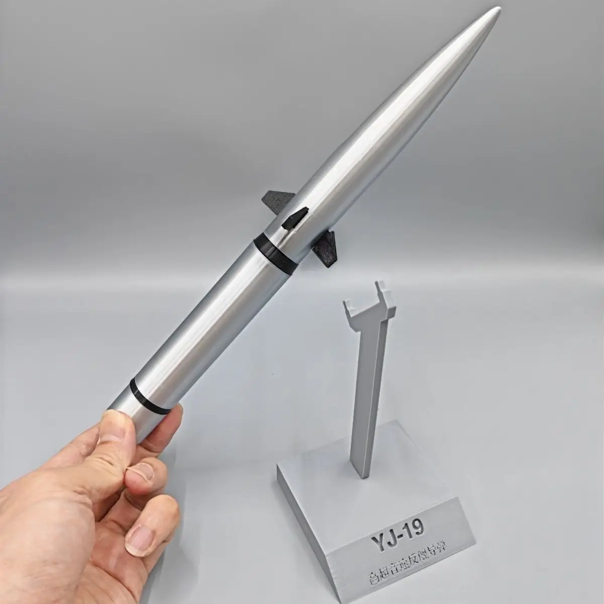

3D-печатная модель гиперзвуковой противокорабельной ракеты YJ-19, украшение в виде реактивного двигателя, декор для военных фанатов, ярко-серебристый пластик