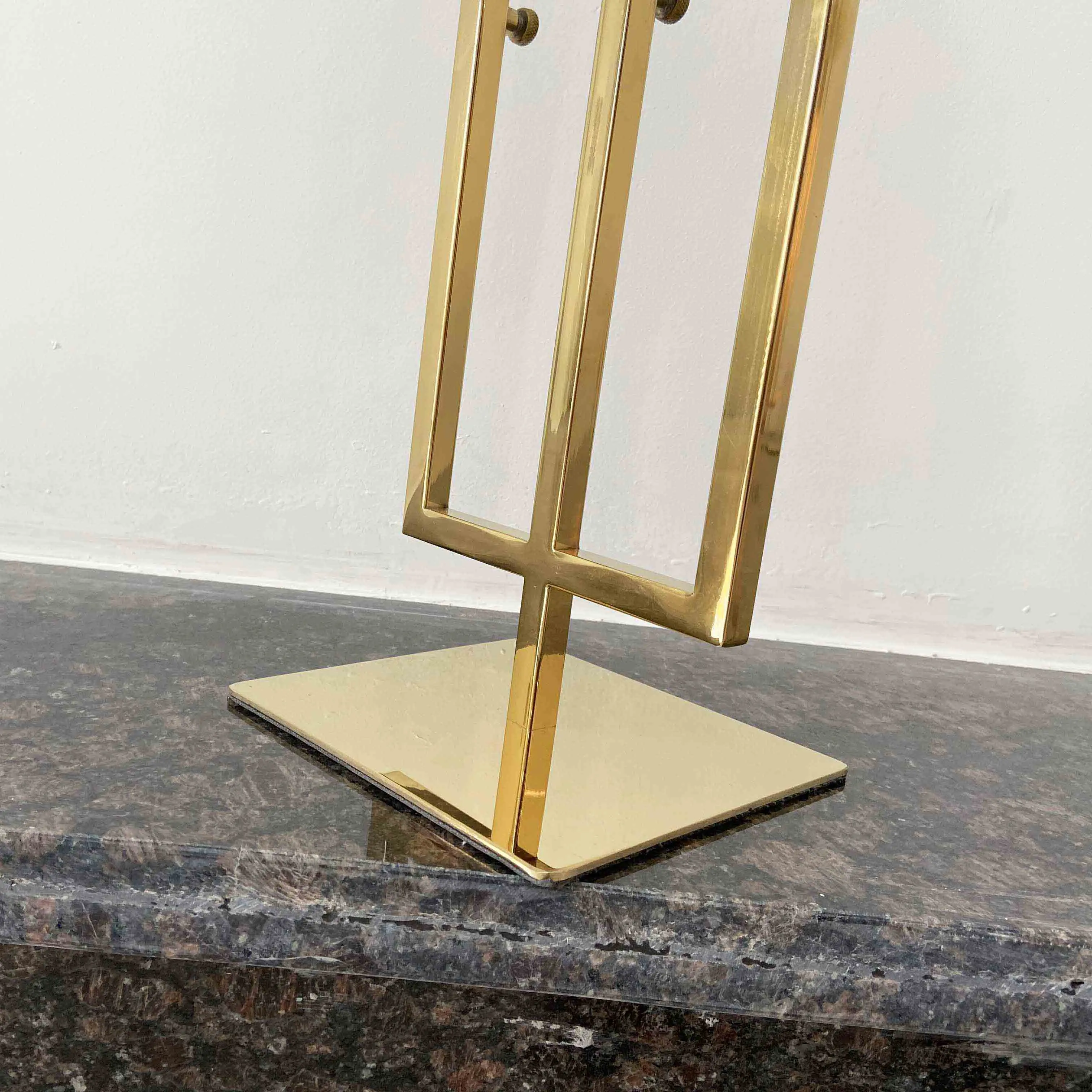 Bag Store Großhandel mit höhenverstellbarer T-Bar, individuelle Farbe, galvanisiertes Edelstahl-Präsentationsregal, dreilagiger Handtaschenständer