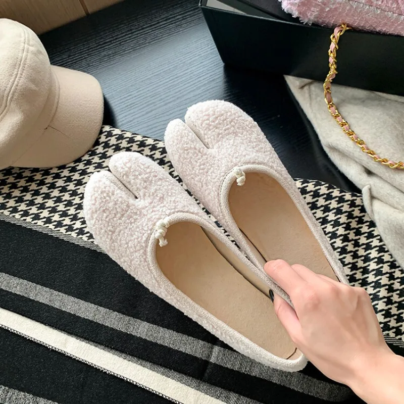 

Luxury Round Toe Casual Woman Shoe Loafers Fur Shallow Mouth Boat New Fall Moccasin Flock Buckle Strap Leisure Rubber Solid Mary