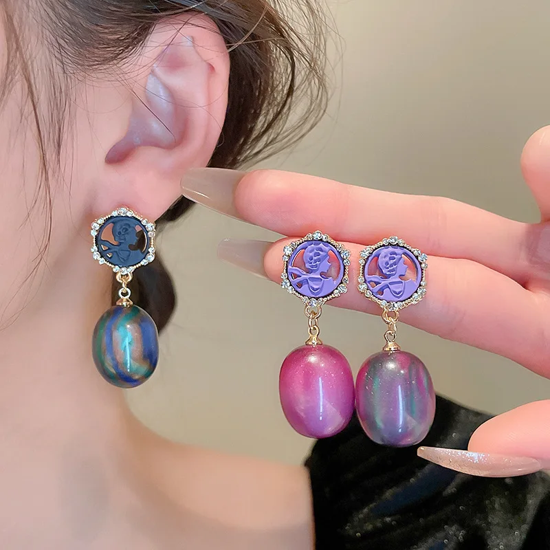 Retro contrasting colors, diamond-encrusted portrait geometry, fashionable earrings, niche temperament, high-end women