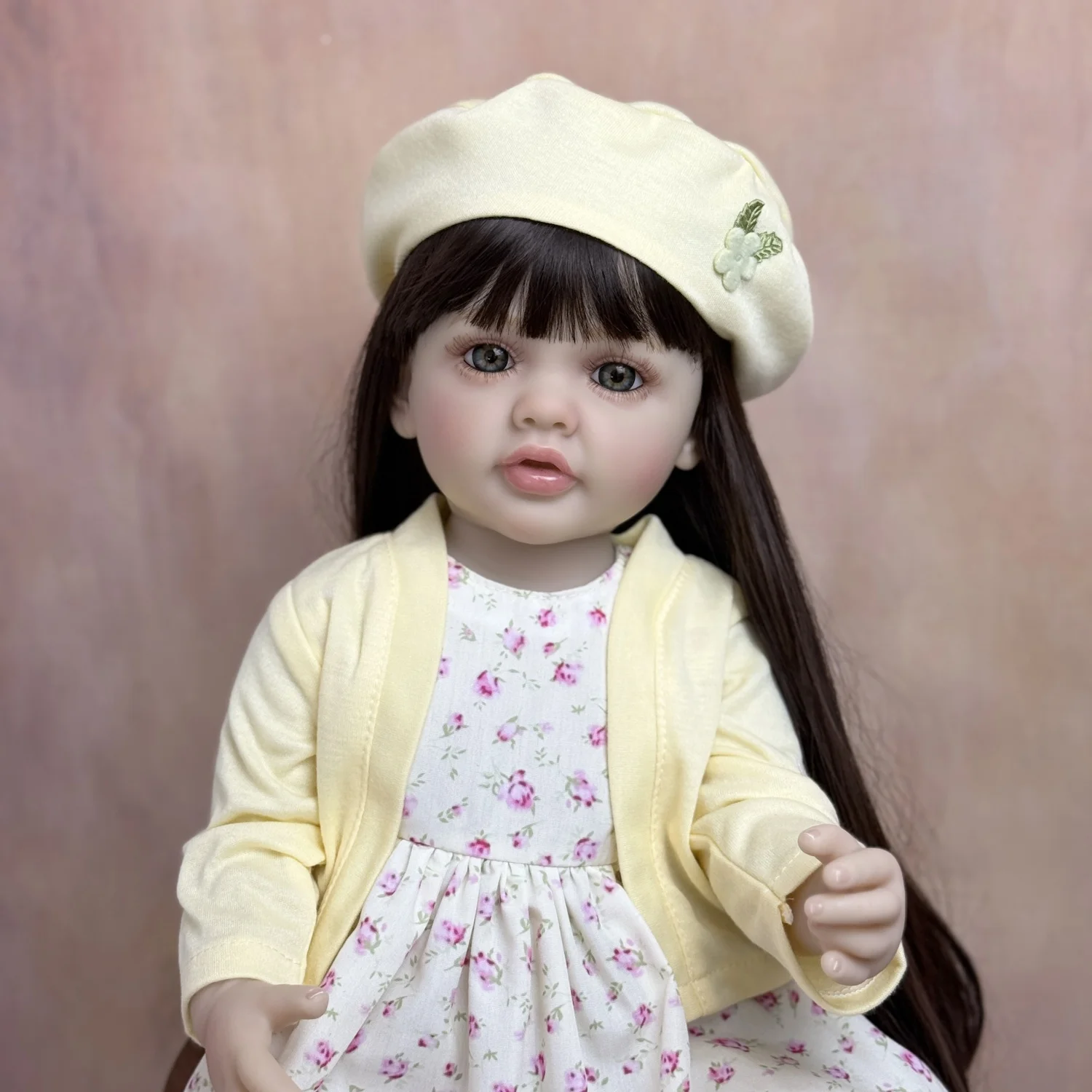 55 CM corps complet en vinyle Reborn bébé poupée jouet habiller brun cheveux longs princesse enfant en bas âge douce fille poupée à la main cadeau d'anniversaire