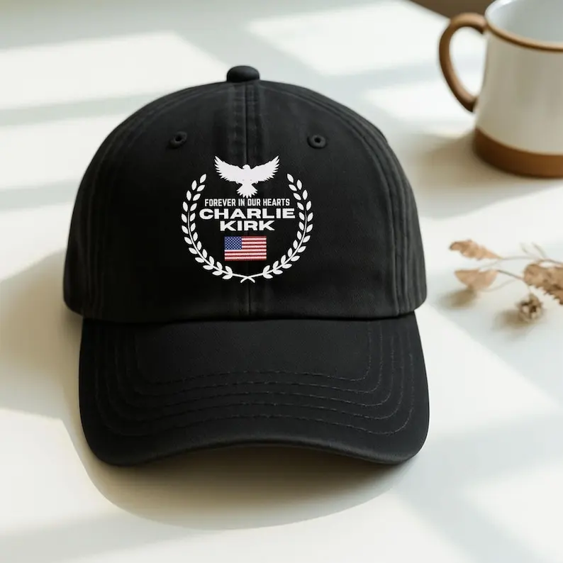 

Мемориальная вышитая шляпа Чарли Кирк — патриотический венок из орла «Forever in Our Hearts», консервативный дань