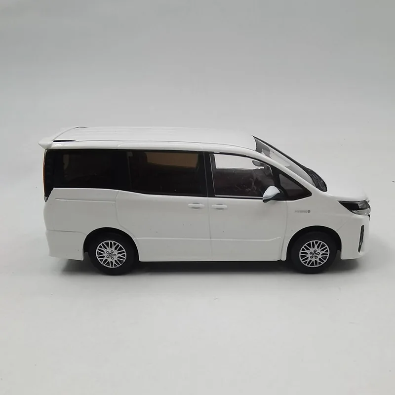 Diecast Alloy Vehicle 1/30 Scale NOAH MPV Business car model Die-cast Replica Toys Simulation Collection