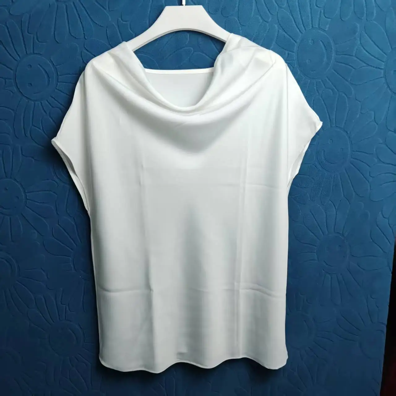 夏シックな女性の Tシャツスイングカラールーズブラウスアイスシルクサテン半袖ベーシックトップス Y2k Tシャツ白 Tシャツ女性のための