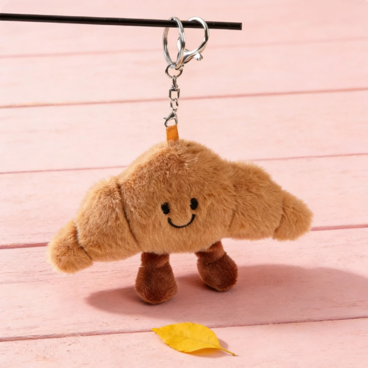 Lindo llavero de peluche Kawaii | Diseño de croissant de dibujos animados | Accesorio colgante de regalo para niña con dije para bolso de llave de coche