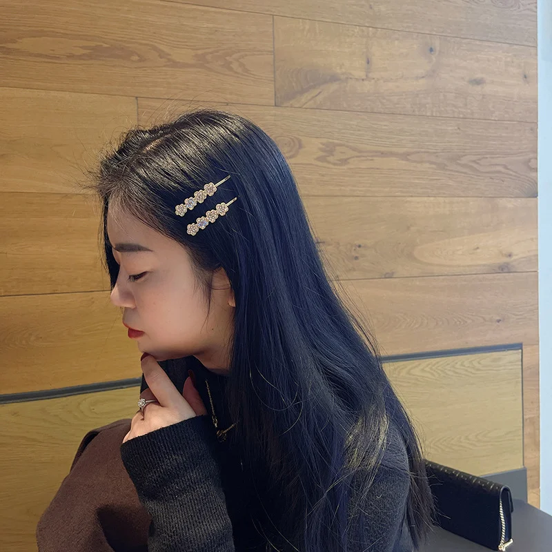 

Versatile Women's Side Clip with Pearl Accents Schoolgirl Bangs Clip Crown Hair Clip Trendy Straight Bar Clip