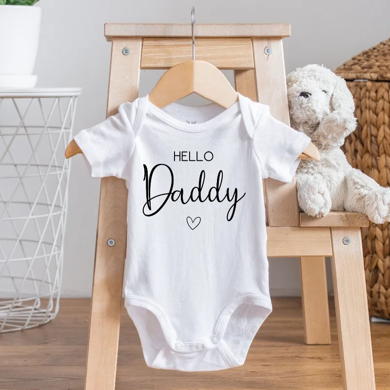 Schwangerschaftsankündigung Baby-Body mit Geburtsdatum, personalisierter, individueller Strampler