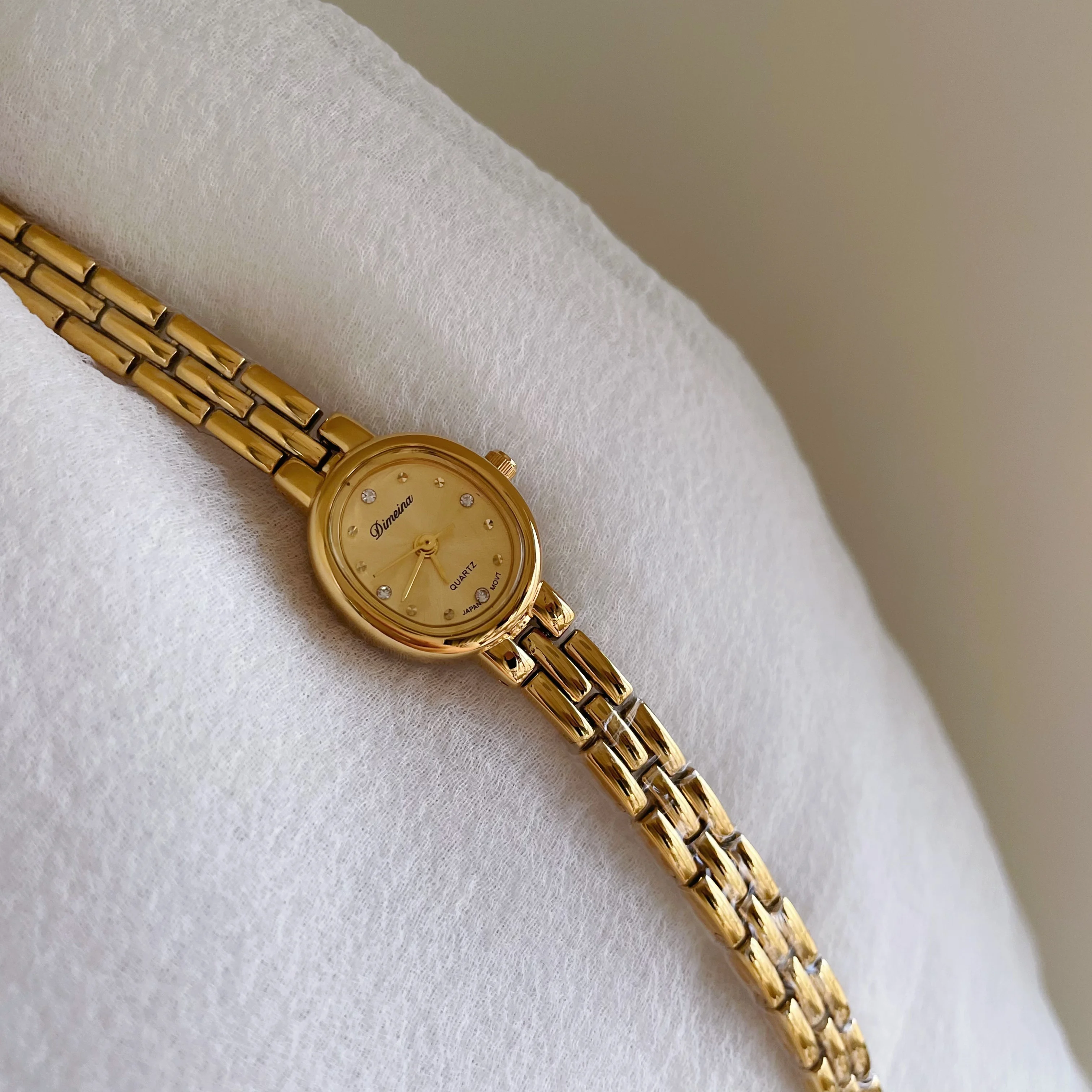 ساعة ذهبية صغيرة مع قرص بيضاوي صغير طراز عتيق ساعة نسائية رائعة ساعة كوارتز عصرية ساعة يد فاخرة عالية الجودة