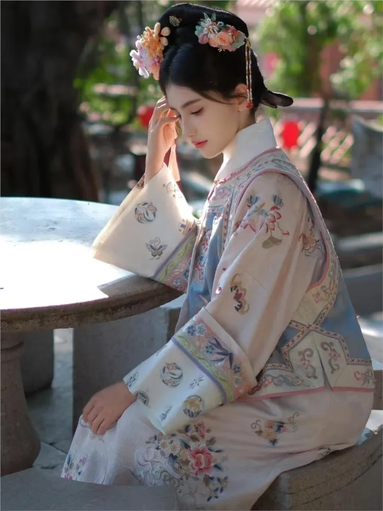 Travel photography in Hanfu women's style cheongsam waistcoat and ancient costume