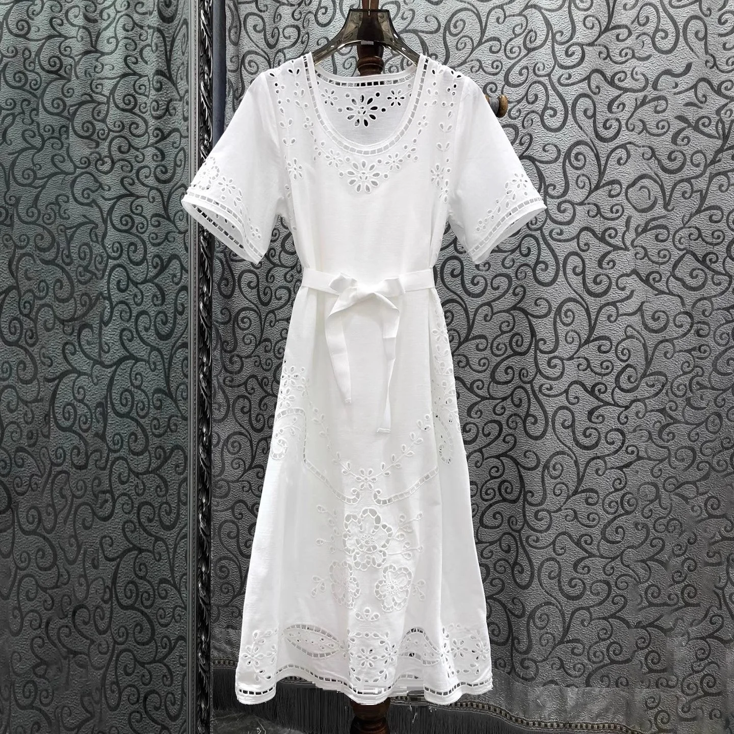 

High-quality hollow linen dress 2025 new women's hollow embroidered floral pattern belt midi skirt
