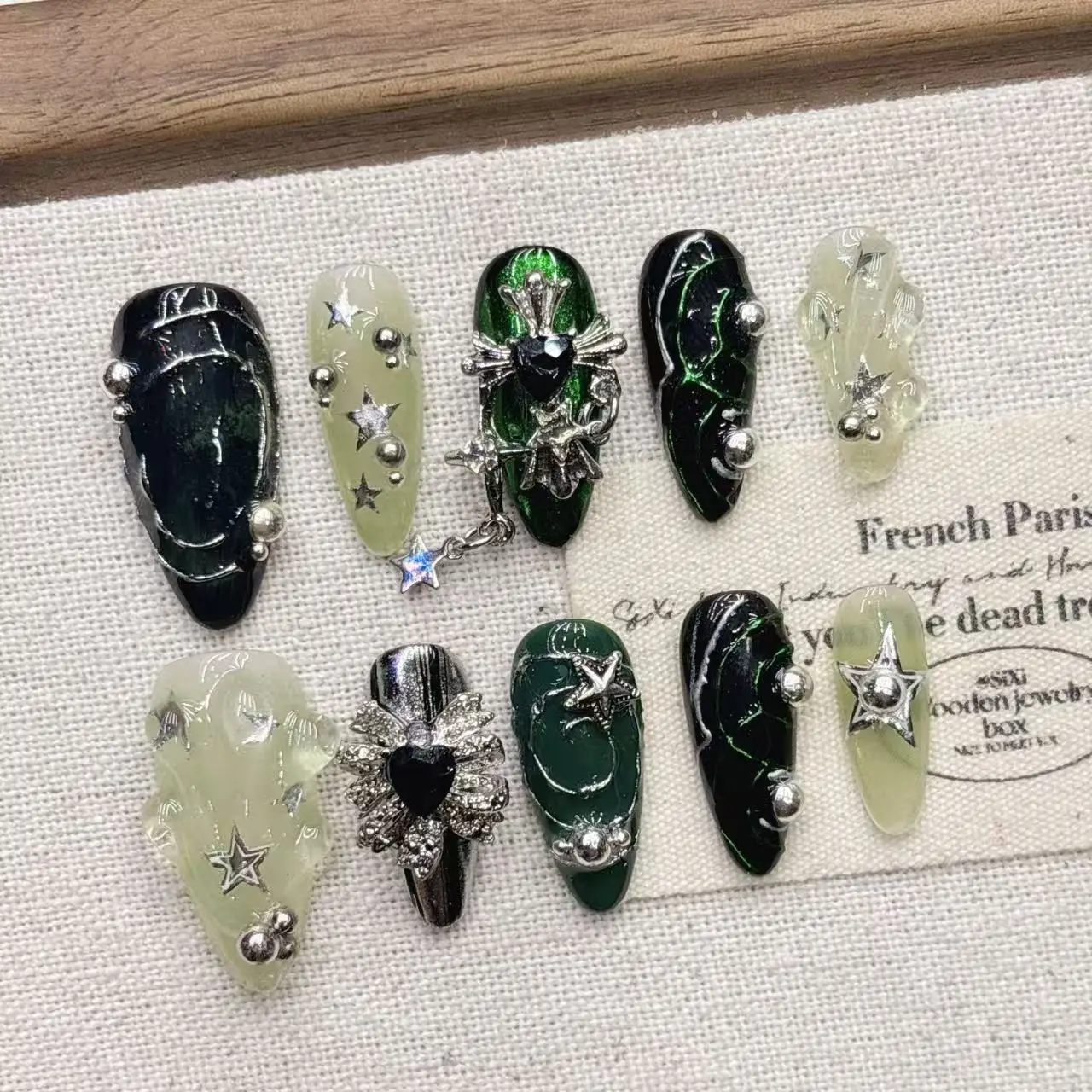 

Готический звездный пресс на ногтях с металлическими звездами, стразами, 3D аксессуары, несколько размеров, темно-зеленый полупрозрачный металлический звездный дизайн