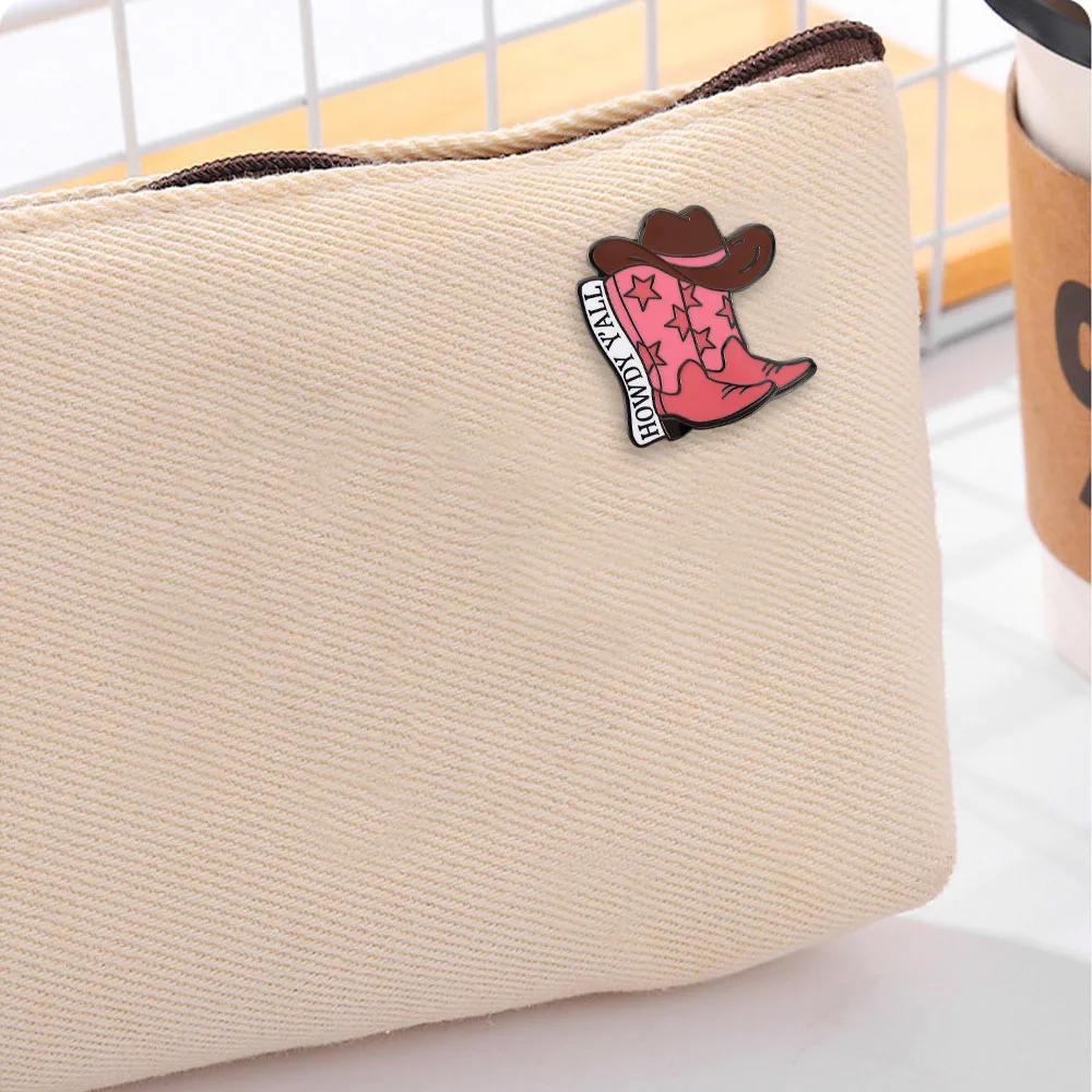 Amerikanischer Western-Stil, rosa Cowboy-Stiefel-Brosche, HOWDY Y'ALL, Retro-Abzeichen, ländliche Kultur, Metallnadel, Rucksack-Dekoration, Emaille-Nadel – Detail 7