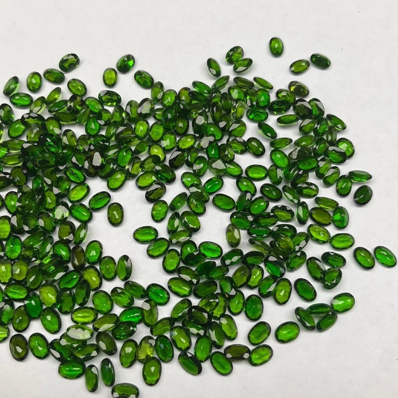 Pietra preziosa smeraldo taglio ovale in pietra sciolta diopside naturale al 100% da 7X5 mm all'ingrosso ​ per anello, orecchini, collane, accessori per gioielli fai da te