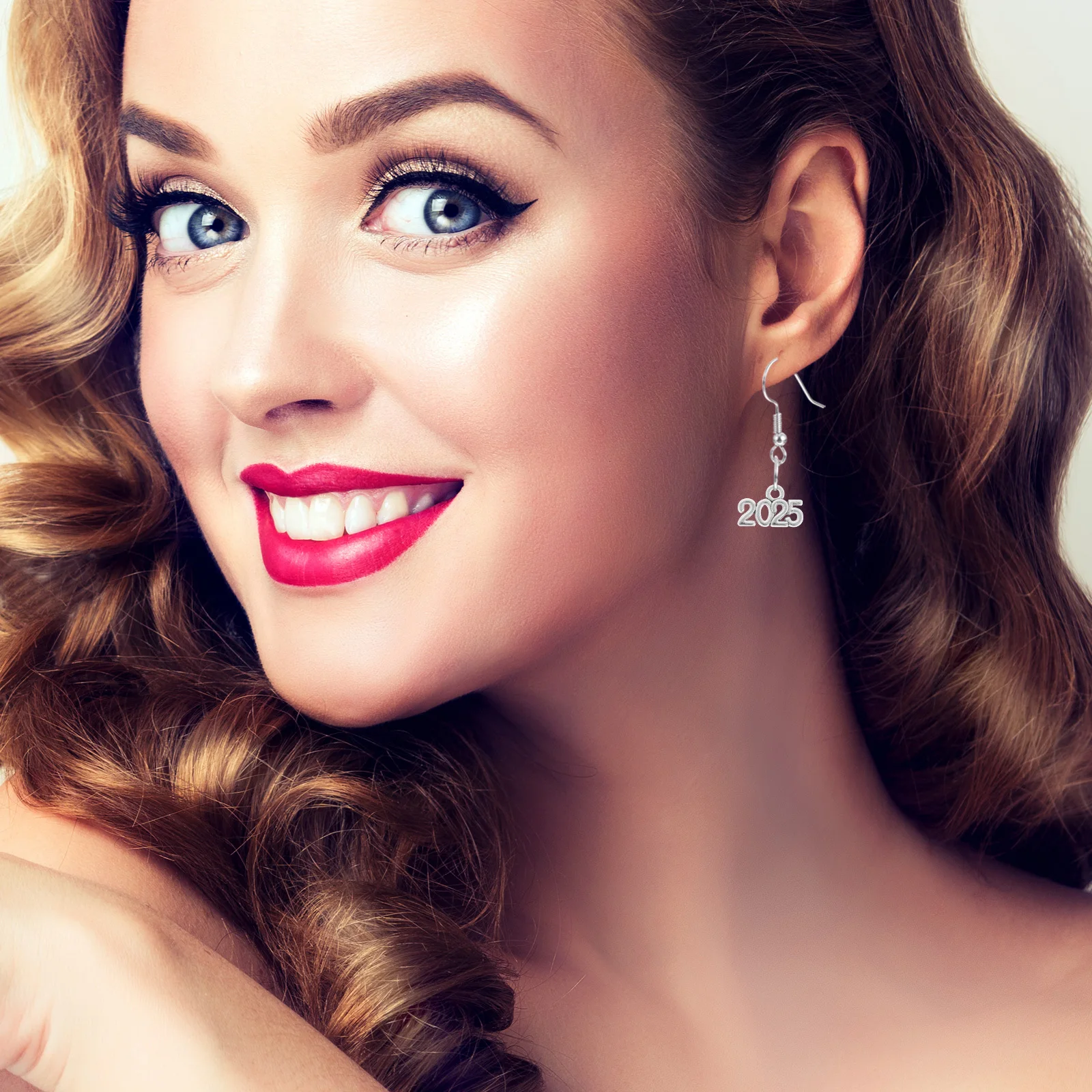 

100Pcs 2025 Zinc Alloy Charms Retro Class of 2025 Pendant for Graduation Jewelry Making DIY Accessories Bracelet Necklaces