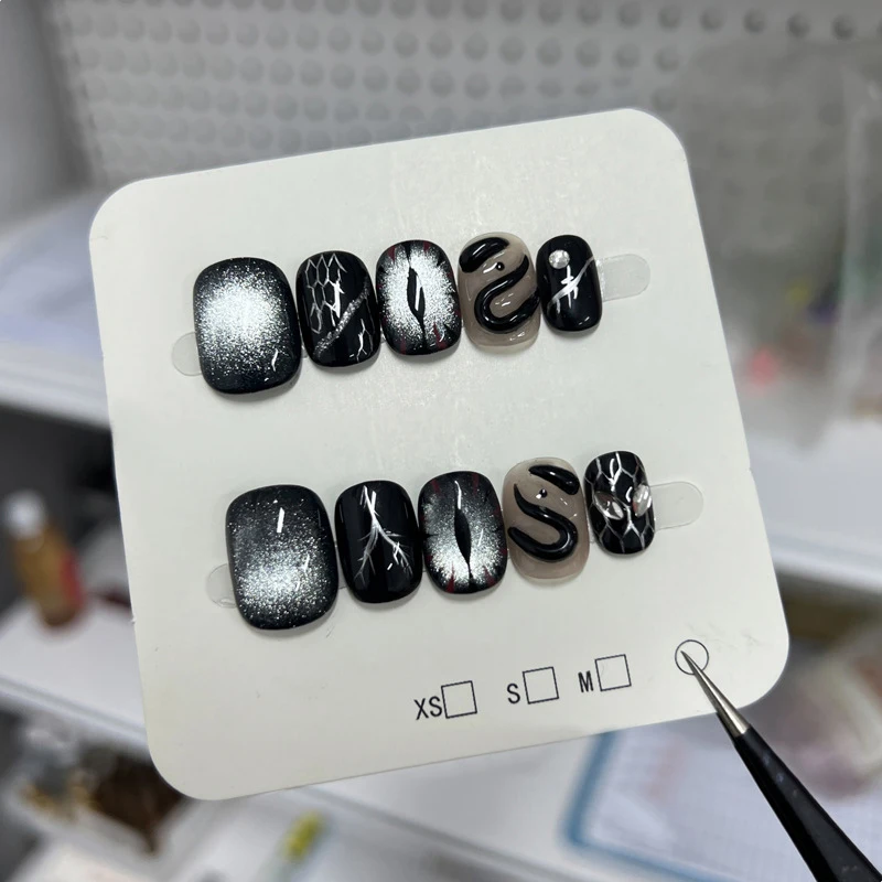 10 قطع/مجموعة أظافر صناعية قصيرة مستديرة بتأثير عين القط اللامع، أظافر فنية بتصميم ثعبان أسود أنيق، مزينة بأحجار الراين ونمط خطوط فضية، مانيكير مميز