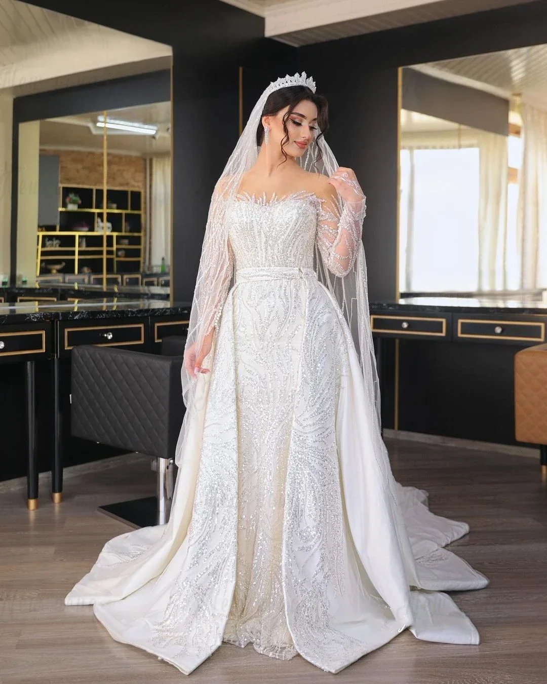 Maßgeschneidertes schulterfreies Meerjungfrauen-Brautkleid 2026 mit Pailletten, abnehmbarem Rock, bodenlangem Tüll und Vestidos de Novia – Detail 3