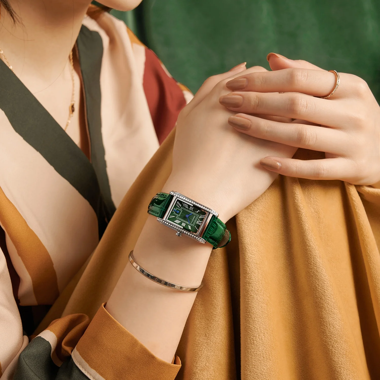 ساعة مربعة صغيرة ريترو كاجوال موضة أدبية بمقياس روماني عرض كوارتز ساعة نسائية