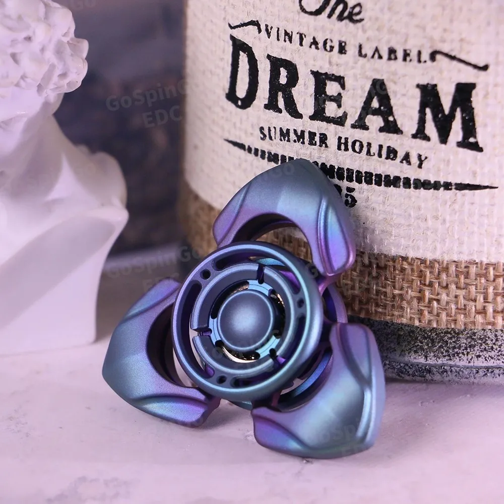 安定した EDC ミニフィジェットスピナー 大人向けフィジェットトイ ジルコニウム製三枚刃フィジェットスピナー ストレス解消玩具