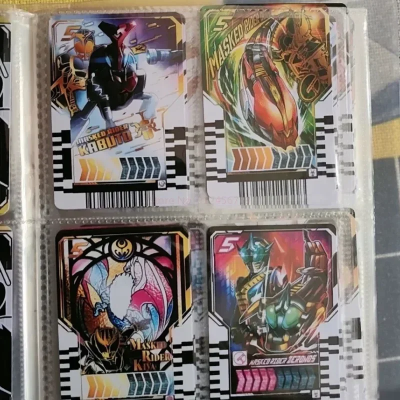 La carta adesiva autoprodotta serie Kamen Rider Gotchard può essere collegata al regalo della carta di raccolta del Driver della cintura in vita di