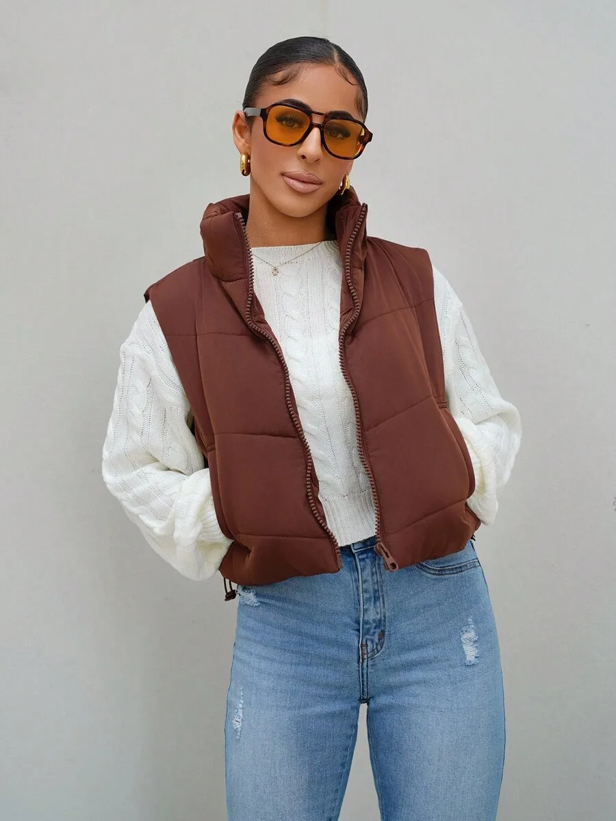 

Женский коричневый пуховый жилет с высоким воротником и застежкой-молнией для осени и зимы