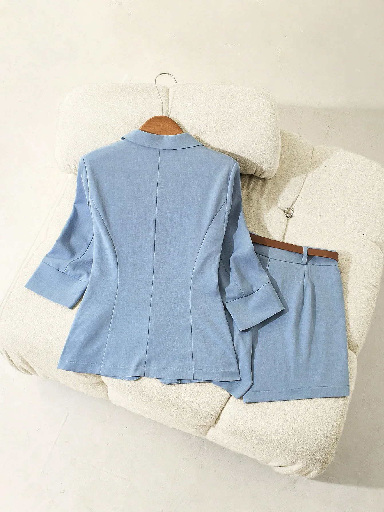여성용 연한 파란색 노치드 칼라 블레이저와 벨트가 있는 반바지 투피스 정장 세트