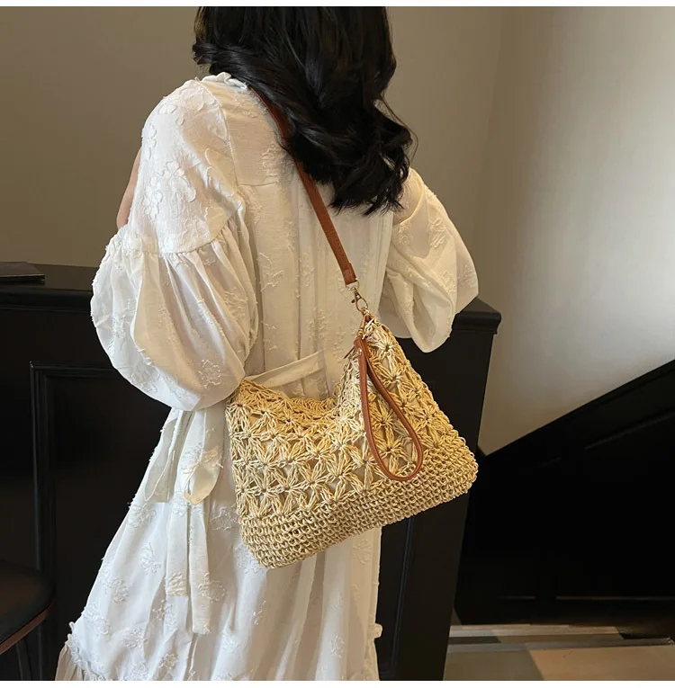 

New woven hollow messenger bag temperament Korean lazy wind woven bag leisure vacation bag