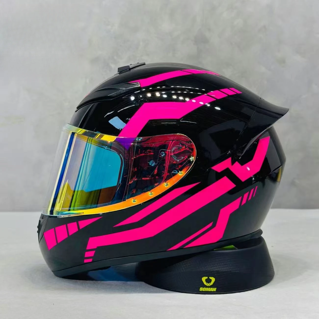 

Прочный и прочный мотоциклетный шлем Rose Samurai с линзой с большим портом для глаз. Прозрачное видение в любом случае приключенческих поездок.