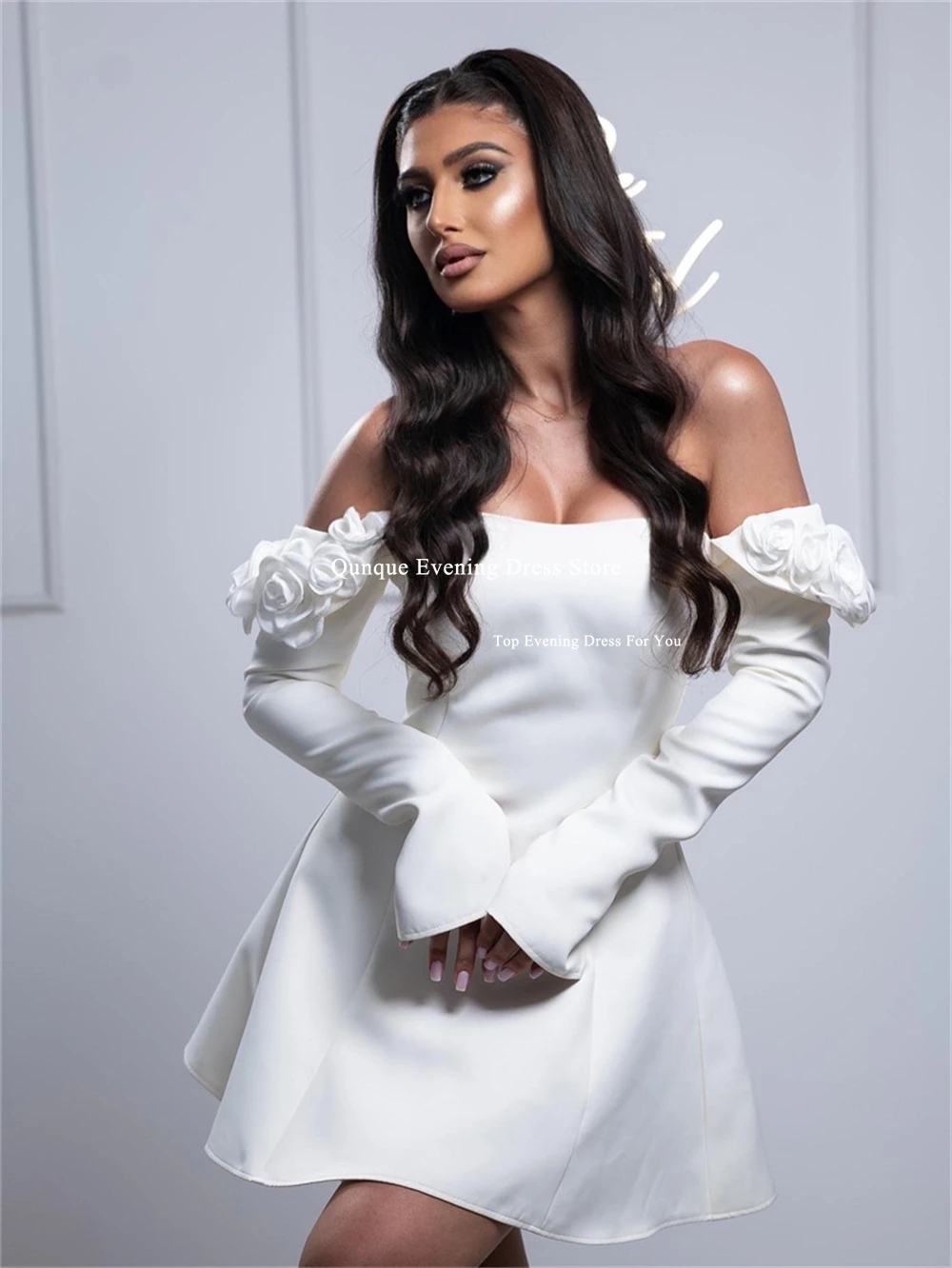 Qunque korte mini-a-lijn trouwjurk uit de schoudermouwen met 3D-bloemen satijnen bruidsjurk vestidos de noiva op maat