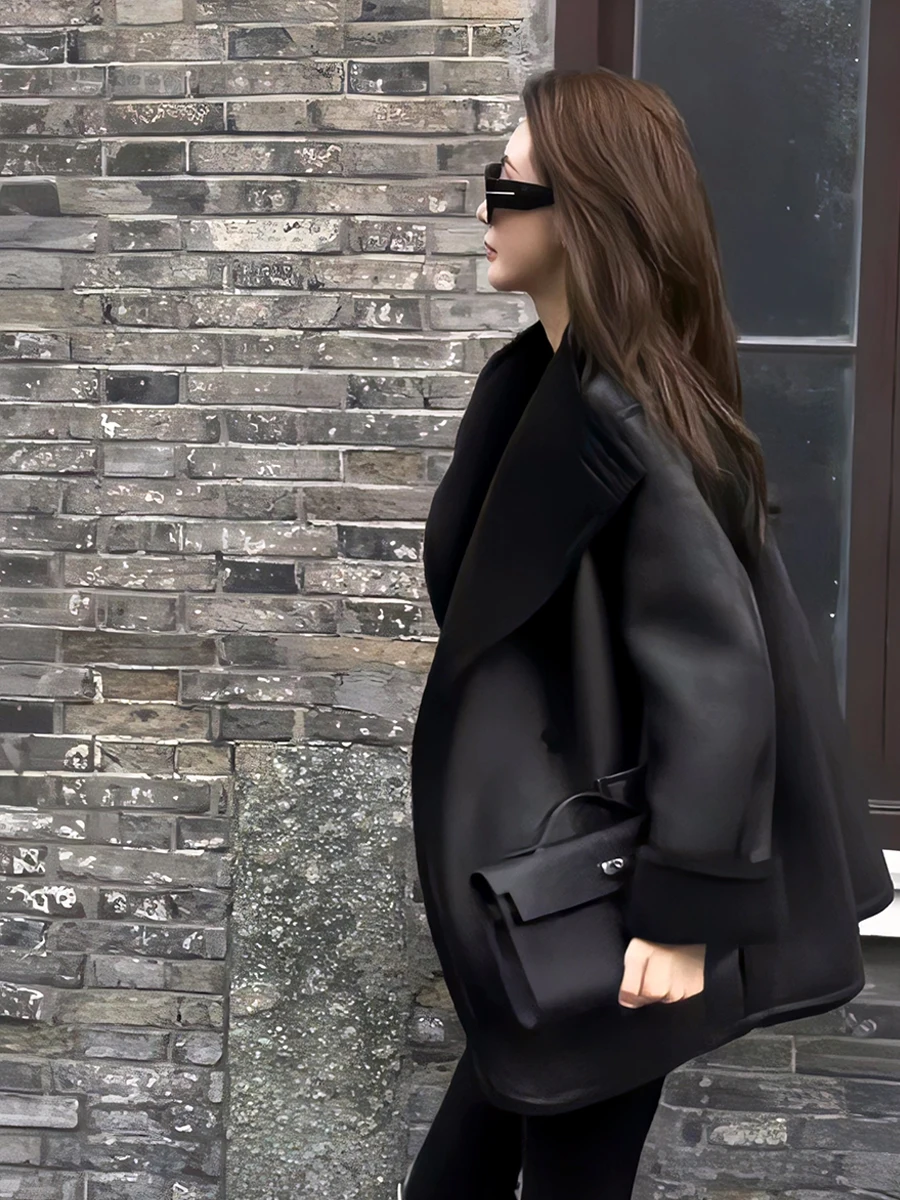 جاكيت نسائي جديد من الجلد الصناعي (PU) بتصميم متوسط الطول، قابل للارتداء على الوجهين، مثالي للخريف والشتاء، بلمسة عصرية أنيقة.