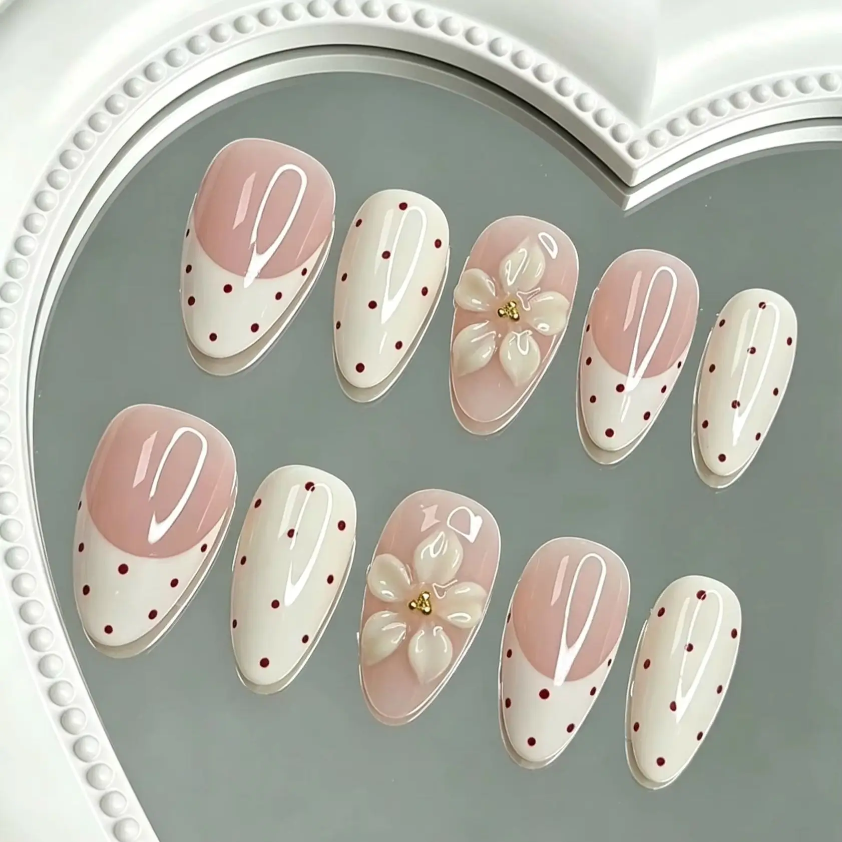 10-teiliges Set mit mittellangen, mandelförmigen, selbstklebenden Nägeln in Pink und Weiß mit 3D-Blumen und Polka-Dot-Muster, Farbkombination aus Pfirsich-Nude-Pink und Milchweiß, weich und durchscheinend, hellt den Teint auf, französischer romantischer Stil – Detail 2