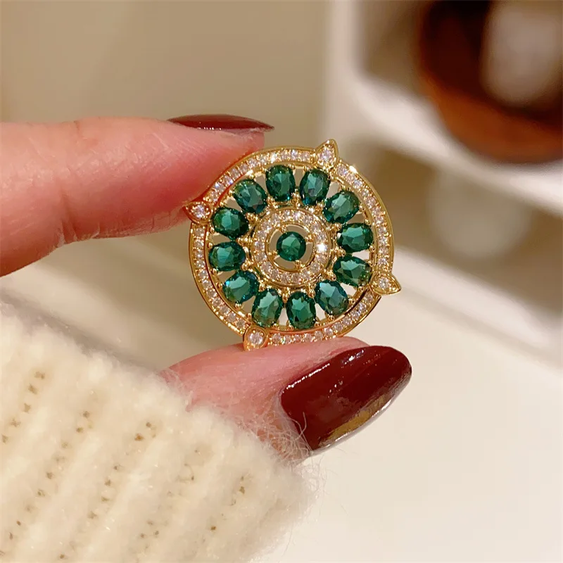 French Court Retro Style Emerald Round Small Brooch for Women Elegant Shirt Collar Fixed Clothes Collar Pin Accessory