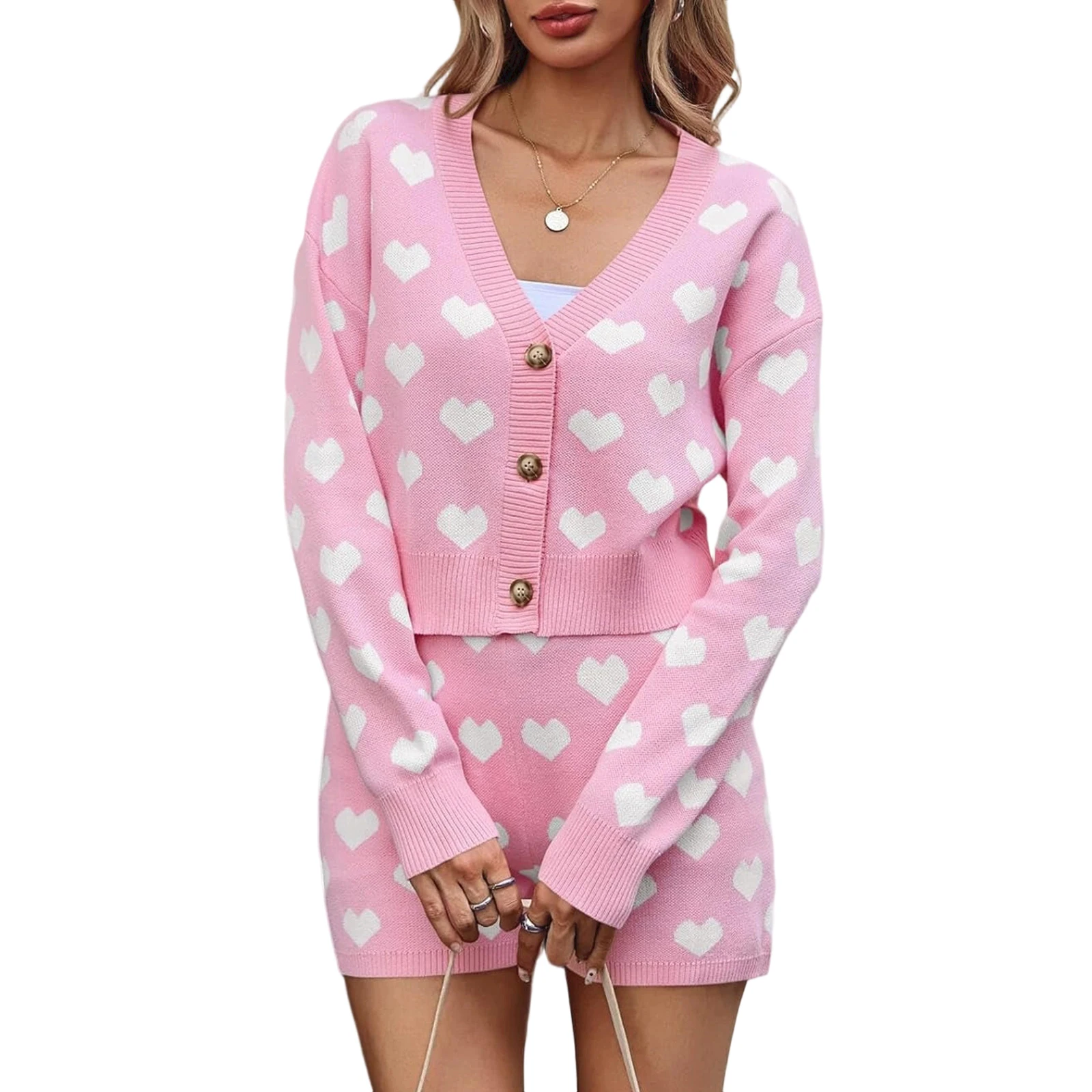 

Женский свитерный комплект: повседневный стильный кардиган с V-образным вырезом, длинными рукавами, на пуговицах, с узором в виде сердечек, и шорты.