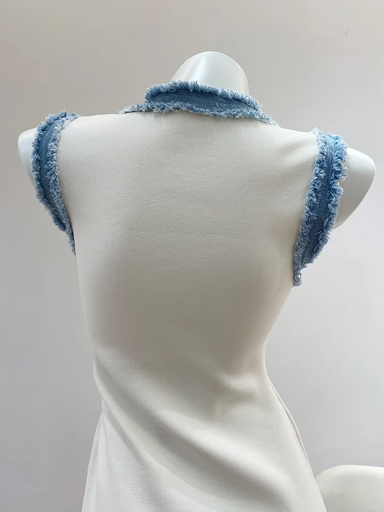 Mouwloze gebreide damesjurk met ronde hals, slim-fit mini-avondjurk met enkele rij knopen