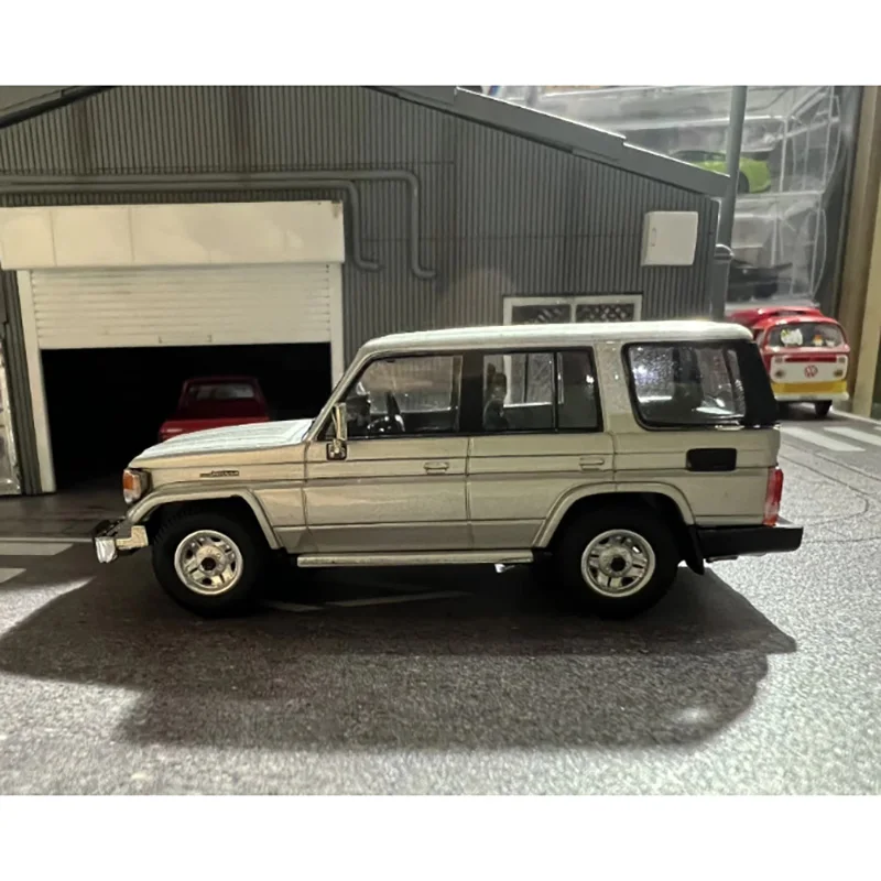 Hobby Japan 1:64 Scale Land Cruiser J70 LC70 ZX Alloy Simulation
