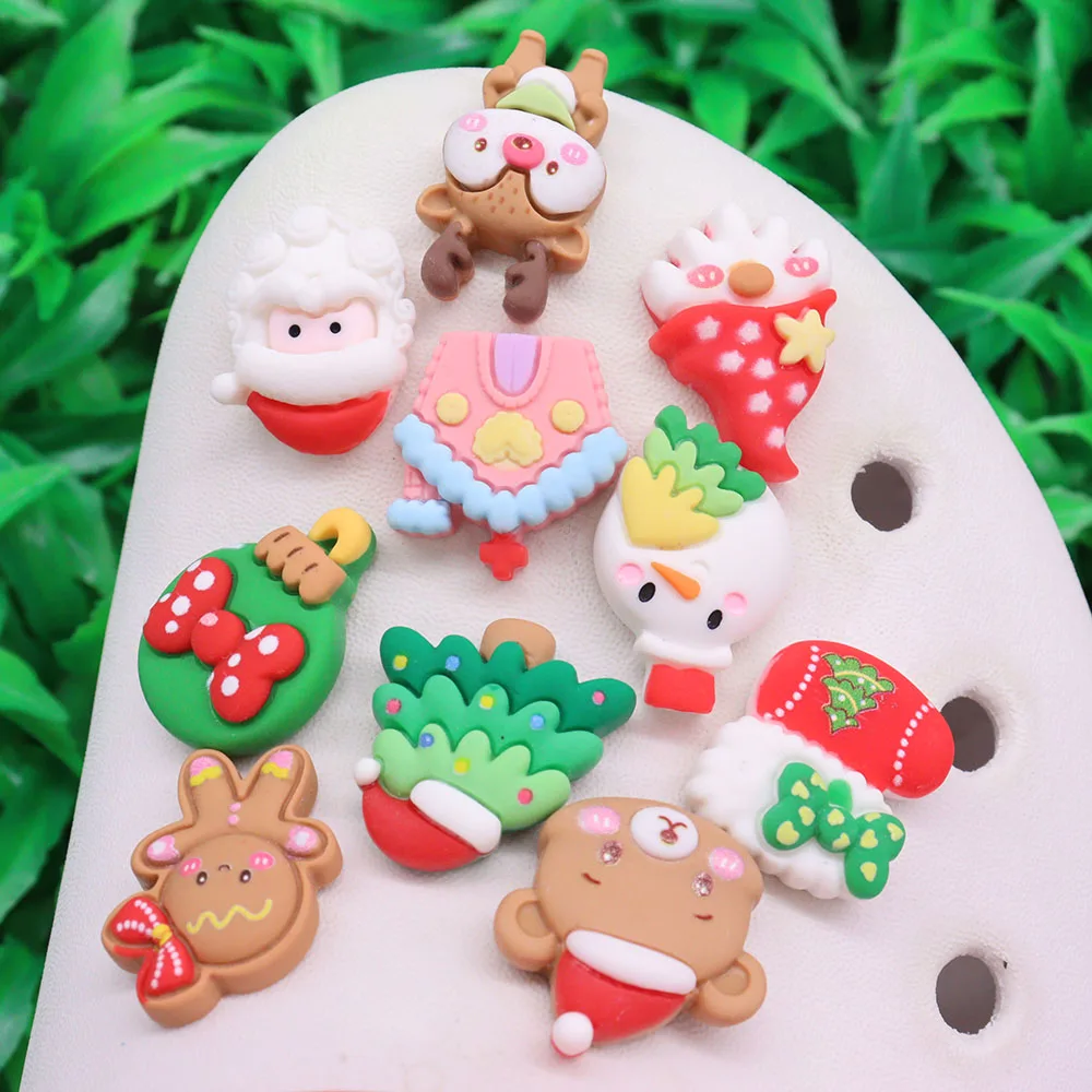 Mix 50pcs Resin Shoe Charms Deer Bear Santa Claus Snowman Socks Christmas House Gingerbread Man Decorations for Bands Bracelets