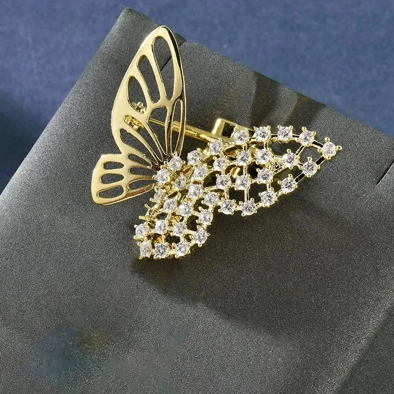 هذا بروش الفراشة الكريستالي المصنوع من تصميم Sky Garden هو بروش نسائي راقي مع إحساس بالتصميم