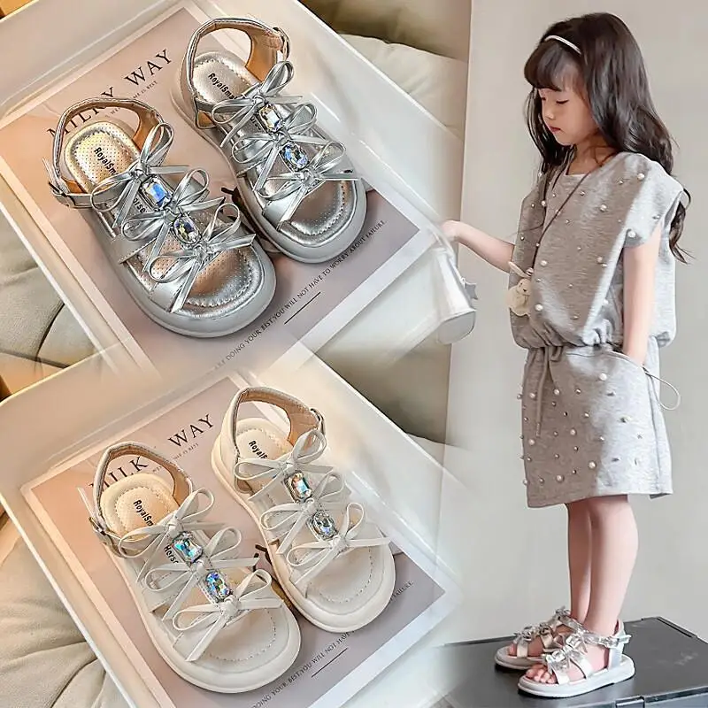 

Детские повседневные туфли Kawaii: летние сандалии с открытым носком, украшенные стразами и бантом, для девочек, новинка 2026 года, в стиле принцессы