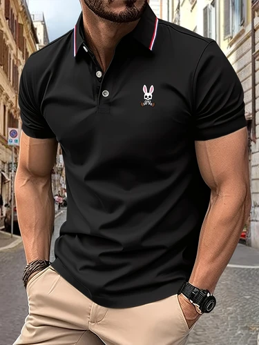 Polos para hombre con estampado de conejo y calaveras, camiseta de lujo ligera y transpirable informal de manga corta con solapa a rayas para verano 2025