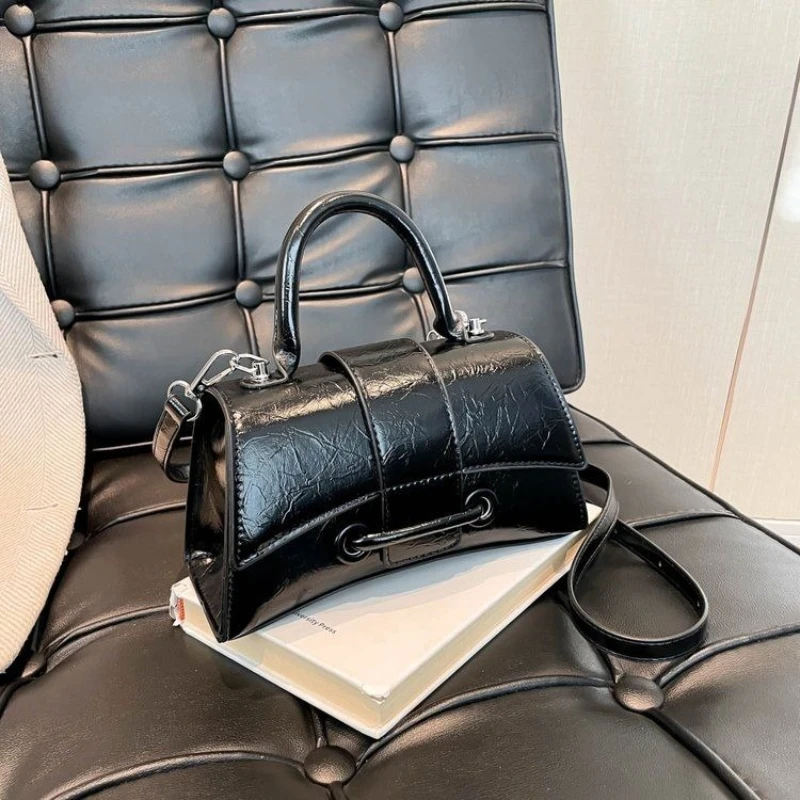 حقيبة سرج نسائية متعددة الاستخدامات لربيع 2026 على شكل ساعة رملية عصرية وعصرية بكتف واحد حقائب كروس للركاب #3