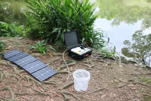 Filtro de água UF de mala portátil movido a energia solar DC12V DC24V para kit de emergência potável ao ar livre